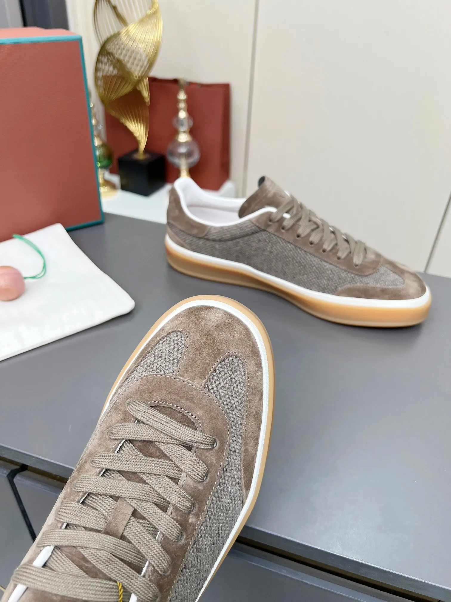 Men's shoes 💰600 purchasing agent, high version 🦅⛳️ Italy [Loro Piana] Tennis walk series LP couple's moral training shoes casual sports shoes sneakers 🎁🎁 Original purchase development and production This new suede tennis shoe adopts an ultra-low design, suitable for wearing all year round 👫👫 The wrapped sole creates an effortlessly attractive color combination that harmoniously blends functionality with understated style, making it the ideal shoe for urban wear. Soft calfskin tongue with Kummel color insert at the heel, cotton lace upper with embossed LP logo, cowhide suede sole, rubber-lined calfskin ✦ Upper: special linen ➕ eco-friendly cowhide ✦ lining: cowhide lining ➕ cowhide insole ✦ sole: original molded TPR ultra-light outsole ✦ packaging: original complete package ✦Female size: 35--40 ✦Male size: 39--45